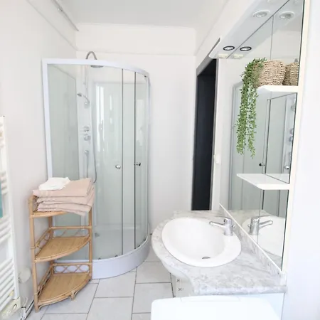 Apartment - - Proche Regiment - Stationnement Facile - Gere Par Presta-zen'services