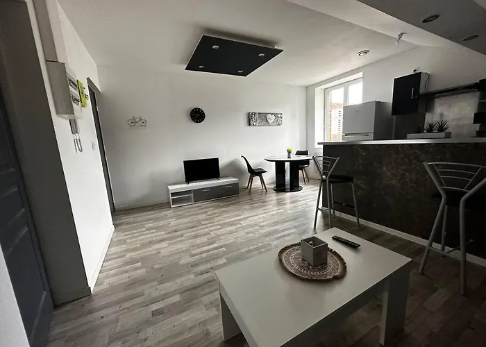 Appartement - - Proche Regiment - Stationnement Facile - Gere Par Presta-zen'services *