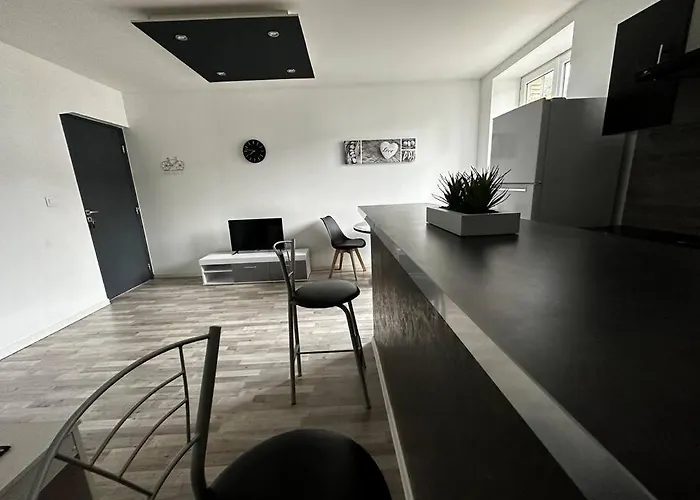 Appartement - - Proche Regiment - Stationnement Facile - Gere Par Presta-zen'services