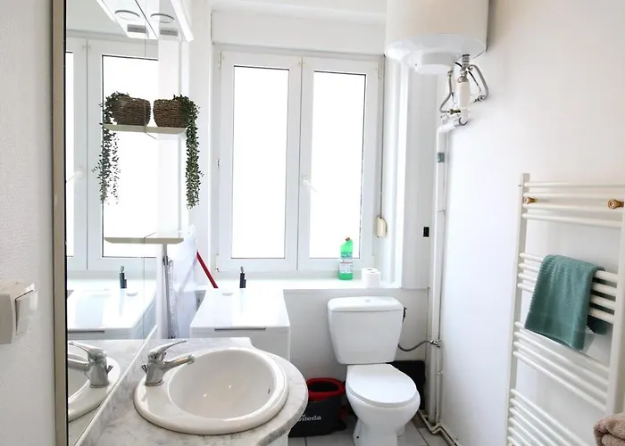 Appartement - - Proche Regiment - Stationnement Facile - Gere Par Presta-zen'services