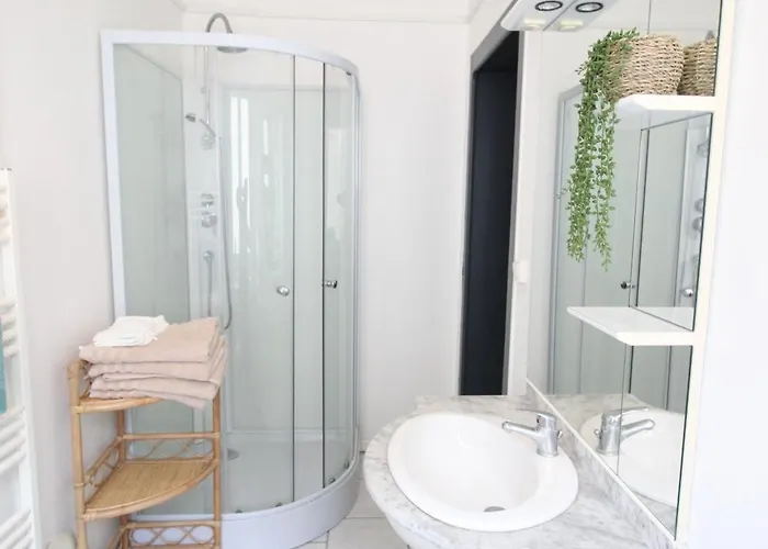 Appartement - - Proche Regiment - Stationnement Facile - Gere Par Presta-zen'services